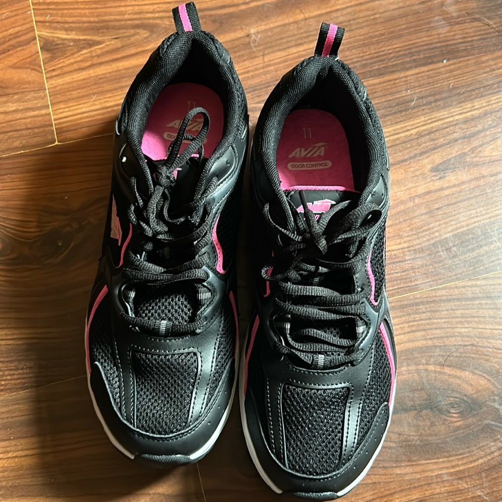 Size 11 Avia sneakers